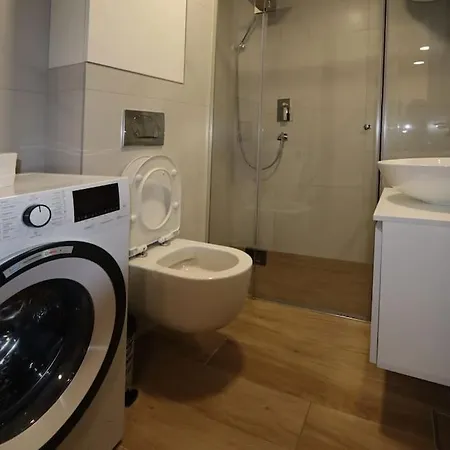 Lux Rose Avenue كراغوييفاك